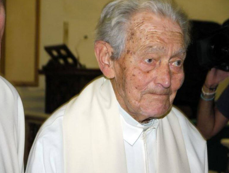 Si è spento alla veneranda età di 102 anni, Monsignor Vincenzo Restivo, padre spirituale di un&#39; intera città. Tantissime le generazioni che sono passate ... - mon-restivo