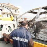auto-bruciata-con-morto