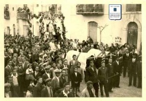 Una immagine della processione della statua della Madonna del Rosario del 1945