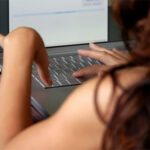 0915-naked-webcam_li