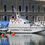Lampedusa: peschereccio in fuga fermato da un guardacoste della guardia di finanza.