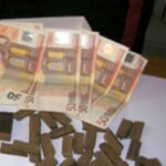 Trovato mentre spaccia hashish cerca di scappare, arrestato