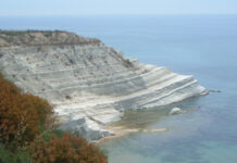 Scala dei Turchi, tenta di danneggiare la marna con una pietra: sanzionato un minore