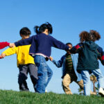 bambini-giocano-nel-verde