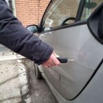 Trova l’auto rigata e senza targhe: indagini in corso