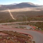 4258605-in-una-pianura-sabbiosa-di-polvere-vulcanica-una-strada-si-snoda