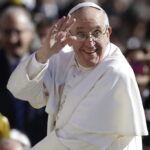 papa-francesco-in-papa-mobile