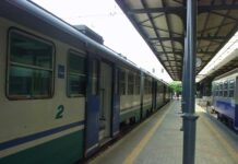 Licata, svuota serbatoi dei treni e fugge in monopattino