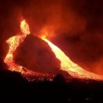 Lo studio di tre vulcanologi: “Il terremoto ha bloccato la lava dell’Etna”