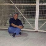 don mimmo davanti cancelli centro