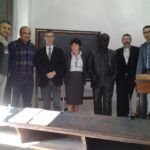 Un-momento-della-consegna-della-statua-a-scuola