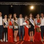 Foto di gruppo vincitrici con presentatore e assessori Clemenza e Attardo