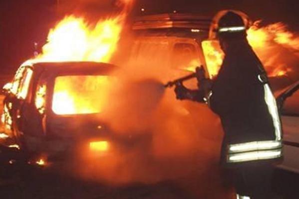 Auto brucia in corsa sulla Siracusa-Catania, coppia viva per miracolo - Canicatti Web Notizie