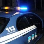 Furgone in contromano si scontra con un’auto e una volante della Polizia
