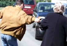 75enne spintonata e rapinata al Villaggio Mosè