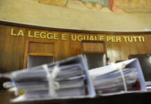 Rubavano materiale ferroso e minacciavano operai di una ditta rifiuti: due arresti