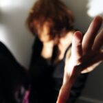 Tenta di strangolare la moglie in strada: denunciato 50enne