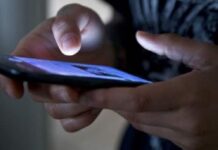 Ruba il cellulare ad impiegato di un negozio, denunciato 40enne