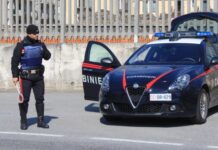 Si fingono clienti e rubano in una gioielleria, denunciata una coppia