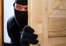 Sorpreso dai poliziotti nella villa che stava svaligiando: arrestato 55enne