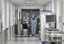 Trovato gravemente ferito in mezzo la strada, forse investito da auto: 27enne in prognosi riservata