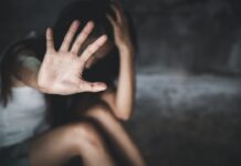 Continua a perseguitare l’ex fidanzata e tenta di sfondare la porta di casa, arrestato 40enne