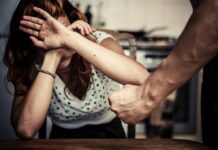Tira i capelli e prende a pugni la compagna, arrestato 51enne
