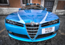 Morde poliziotto al braccio durante controllo, arrestato 20enne