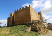 Naro, arte e storia si incontrano nel cuore del Castello Chiaramontano: Rocco Paci inaugura la sua mostra itinerante “Un viaggio onirico tra i Castelli di Sicilia”