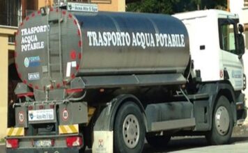 Canicattì, in centinaia in attesa dei codici per potere richiedere ad Aica una “bonza d’acqua”