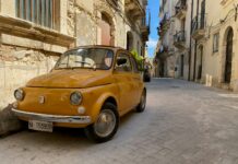 Parco auto: ad Agrigento età 14 anni e 11 mesi (+3,3%) a car parked on a street
