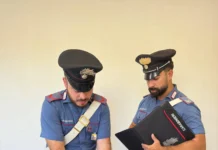 Maltratta compagna e tiene in casa armi e stupefacenti, arrestato 23enne