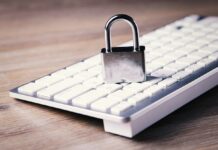 Codici: rimborso dovuto quando il check-in online di Ryanair non funziona a computer keyboard with a padlock on top of it