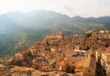 Restare aperti per non spegnersi: la rivoluzione silenziosa dei piccoli comuni