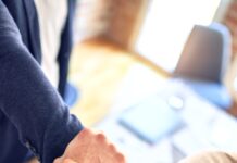 Cresce l’economia siciliana, Ragusa prima in Italia per nuove imprese, bene otto province su nove person in black long sleeve shirt holding persons hand