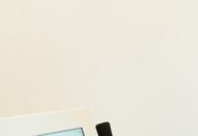 Migliori cliniche di estetica avanzata in Europa: lista delle 6 realtà più importanti a person in blue gloves is operating a machine