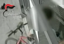 Ruba una bici sotto l’occhio della telecamera, denunciato 43enne
