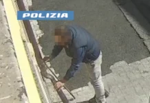 Rubava pluviali in metallo da rivendere al mercato nero, denunciato 44enne