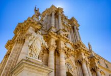 Report Cna sul turismo, anno record nel Siracusano ma Comuni e privati non dialogano brown concrete building under blue sky during daytime