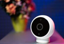 Installa telecamere in casa di riposo senza autorizzazione, denuncia e 2mila euro di multa a black and white video game controller