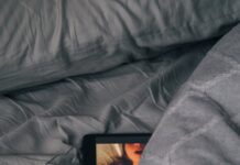 “Insulta star di Onlyfans sui social”, 42enne a processo per diffamazione black Android smartphone on gray bed sheet