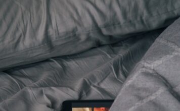 “Insulta star di Onlyfans sui social”, 42enne a processo per diffamazione black Android smartphone on gray bed sheet