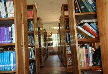 Ravanusa, Arrivano nuovi fondi per la Biblioteca comunale a row of wooden bookshelves filled with lots of books
