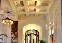 Federalberghi Palermo, a Natale buone presenze turistiche, pienone a Capodanno white chair near white wall