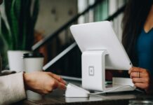 Natale da record a Palermo: consumi in crescita e attenzione al territorio white monitor on desk