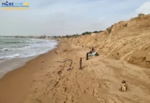 Dopo il Ciclone Harry, sulla spiaggia delle Dune, spuntano i resti di un vecchio chiosco