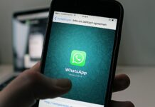 Nuova truffa ‘svuota conto’: falsi messaggi whatsapp. Come funziona e cosa fare A smartphone displaying the WhatsApp application screen held by a person.