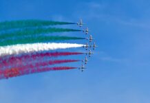 Frecce Tricolori nei cieli della Sicilia: sorvoleranno Marina di Modica e Noto Airplanes trail colorful smoke across a blue sky