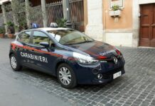 In casa con pistola, munizioni e soldi falsi: arrestato 28enne