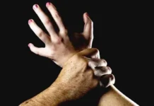 Lite in strada tra due fidanzati: lei soccorsa dalla Polizia, lui arrestato